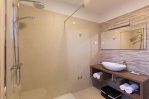 Double Room | Bathroom | Shower, hair dryer, towels, toilet paper - Villa Maris Punat (Punat)