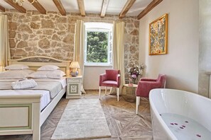 4 bedrooms, iron/ironing board, free WiFi, bed sheets