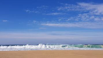 En la playa y camastros