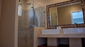 Luxury Apartment | Bathroom | Jetted tub, hair dryer, towels