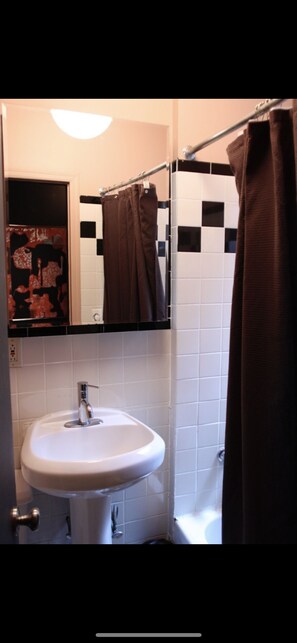 Baignoire, sèche-cheveux, serviettes fournies, savon