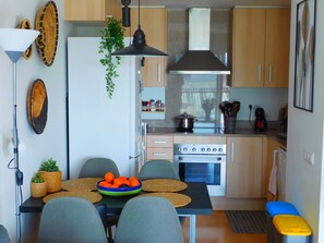 Een koelkast, een microgolfoven, een oven, een kookplaat
