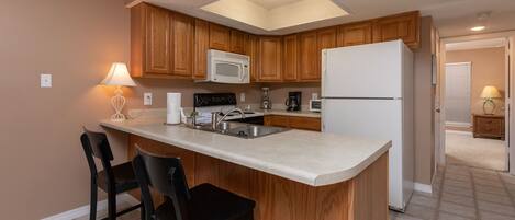 Een koelkast, een microgolfoven, een oven, een kookplaat