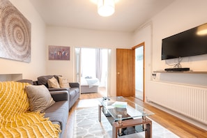 Comfort House, 4 Bedrooms | Living area