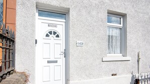 A white house with a number 343 on the door and a window with a curtain. - Generous Home near Liberty Stadium (Swansea)