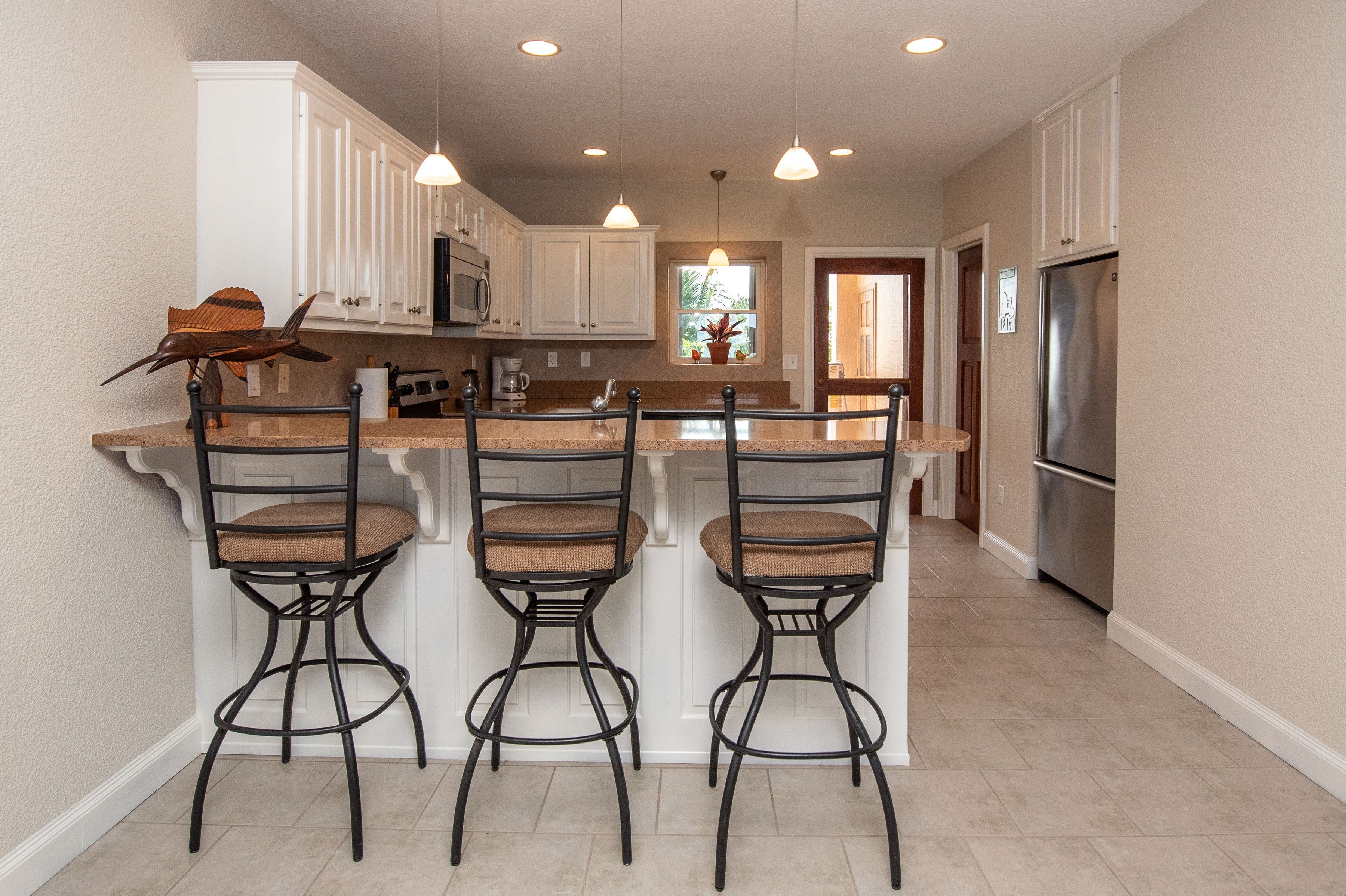 Jääkaappi, mikroaaltouuni, uuni, liesi