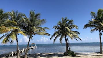 En la playa, camastros y toallas de playa 