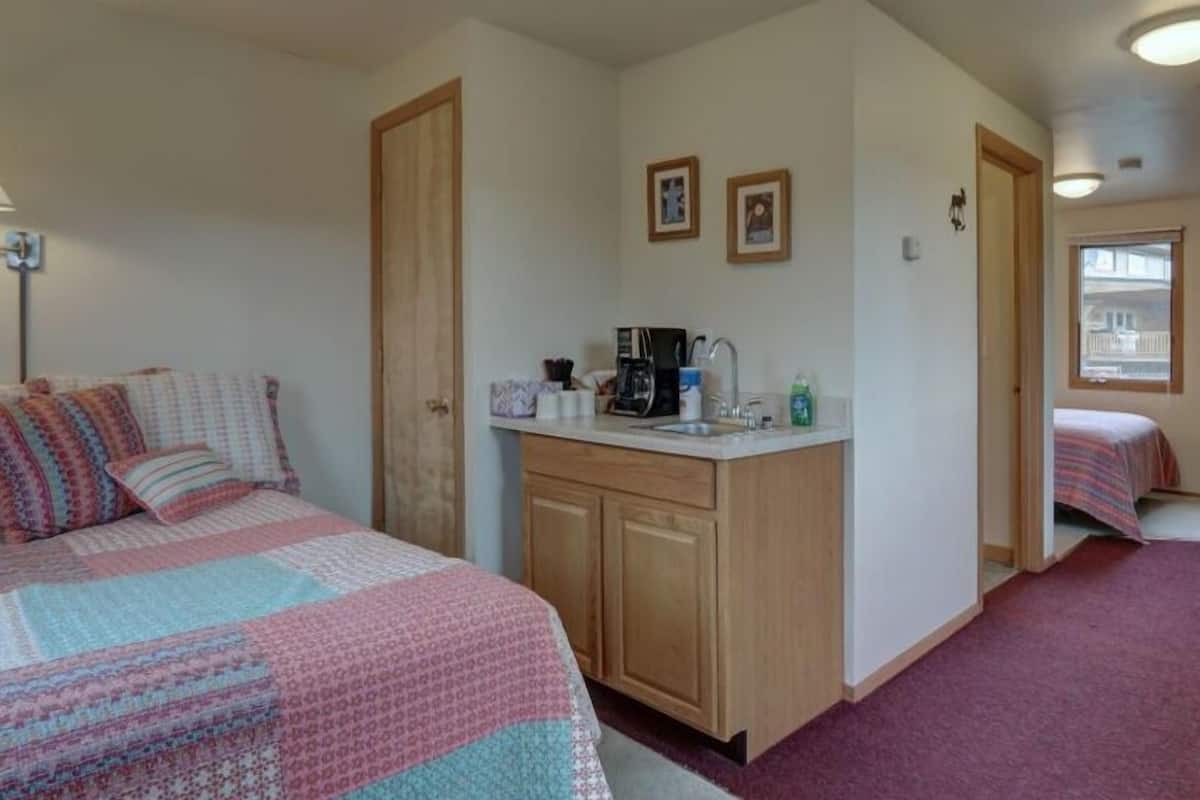 Traditional Cabin, 2 Double Beds | 1 bedroom, individually decorated, individually furnished