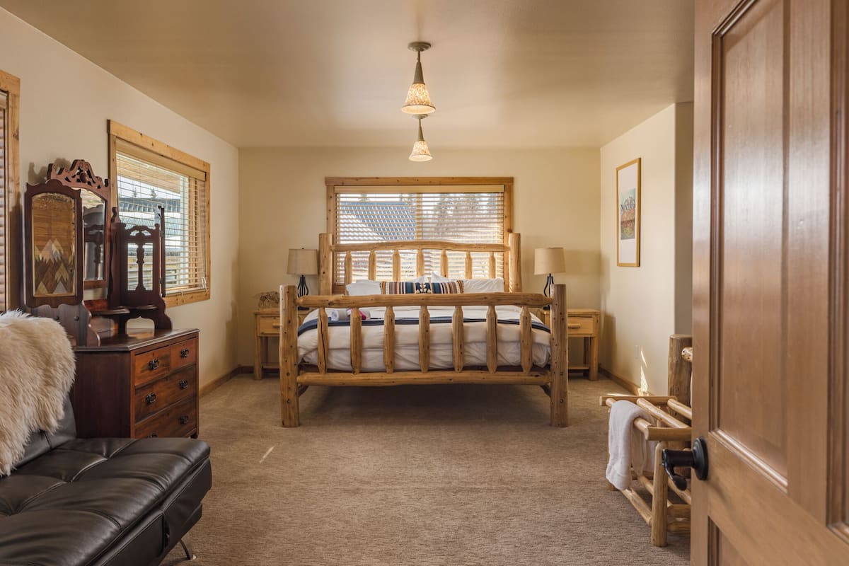 Luxury Suite, 1 King Bed, Mountain View | 1 bedroom, individually decorated, individually furnished