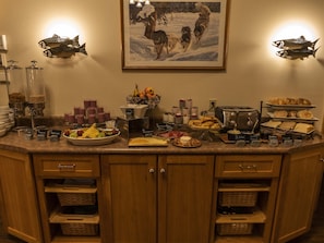Daily cooked-to-order breakfast for a fee - Majestic Valley Wilderness Lodge (Sutton)