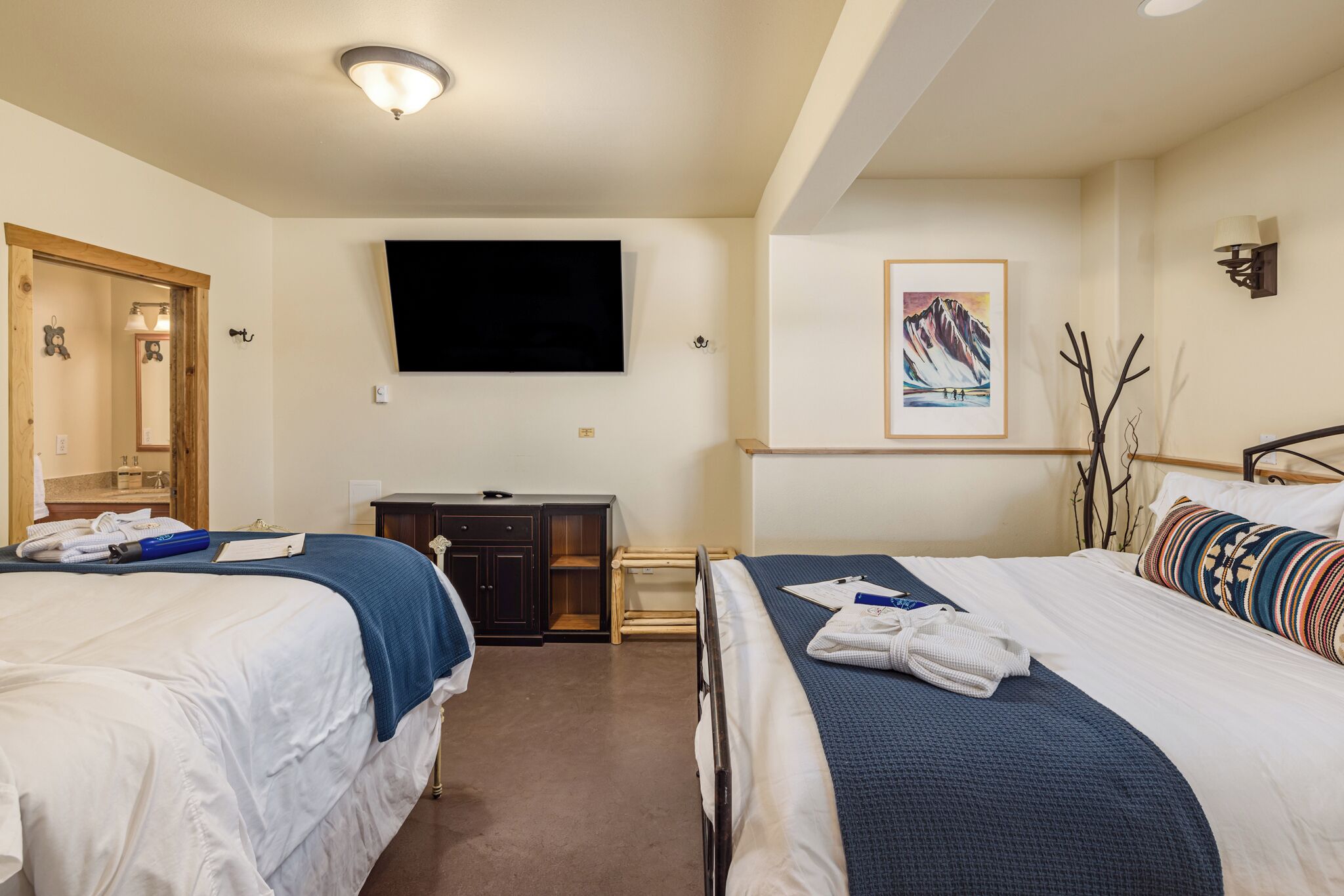 Comfort Room | Individually decorated, individually furnished, blackout drapes