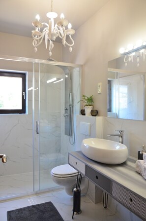 Deluxe Apartment, Sea View | Bathroom