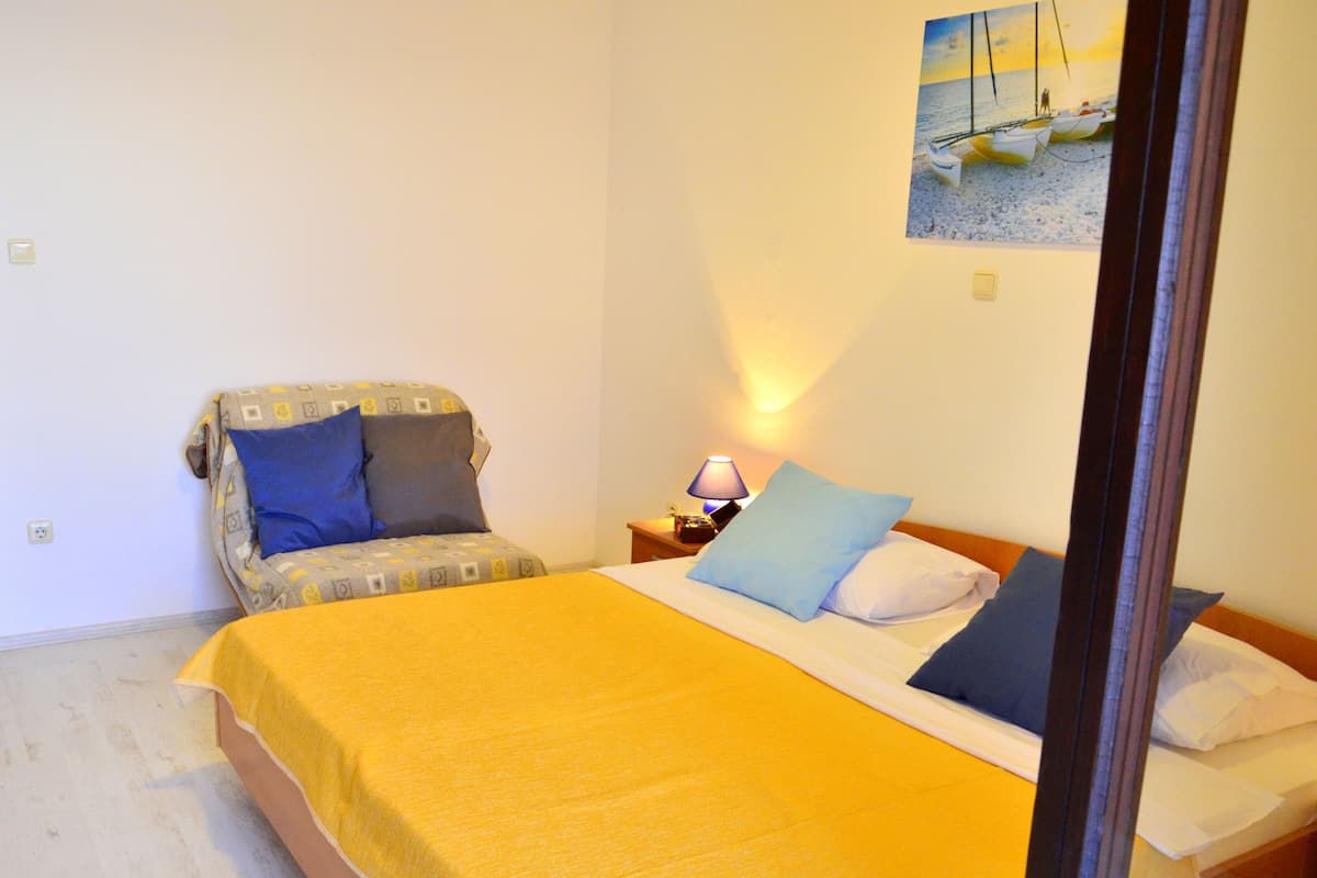 Departamento, vista al mar | Caja de seguridad en la habitación y escritorio 