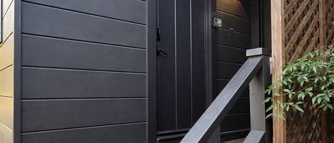 Vista frontal de la propiedad