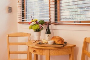 Classic Single Room | Living area - Anderson Valley Inn (Philo)