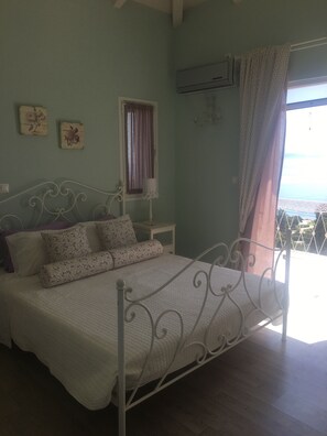 Casa | Tabla de planchar con plancha, wifi gratis y ropa de cama