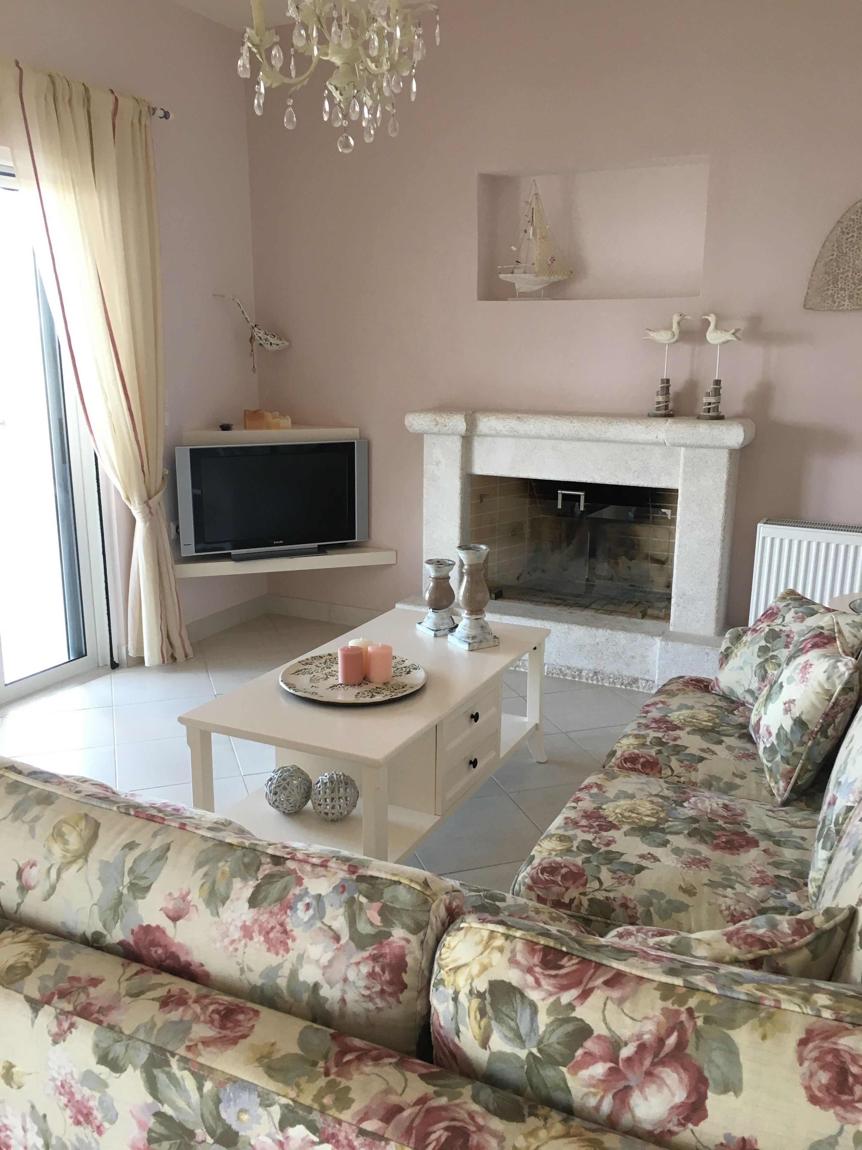 House | Living room | Flat-screen TV, fireplace