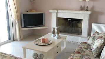House | Living room | Flat-screen TV, fireplace