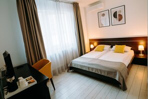 Standaard kamer, uitzicht op binnenplaats | Individueel gedecoreerd, individueel gemeubileerd, een bureau