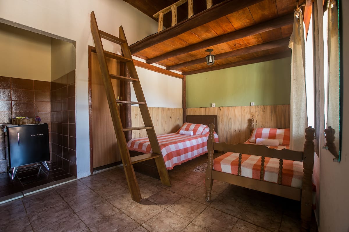 Habitación triple (Suite 01) | Minibar, tabla de planchar con plancha, wifi gratis y ropa de cama