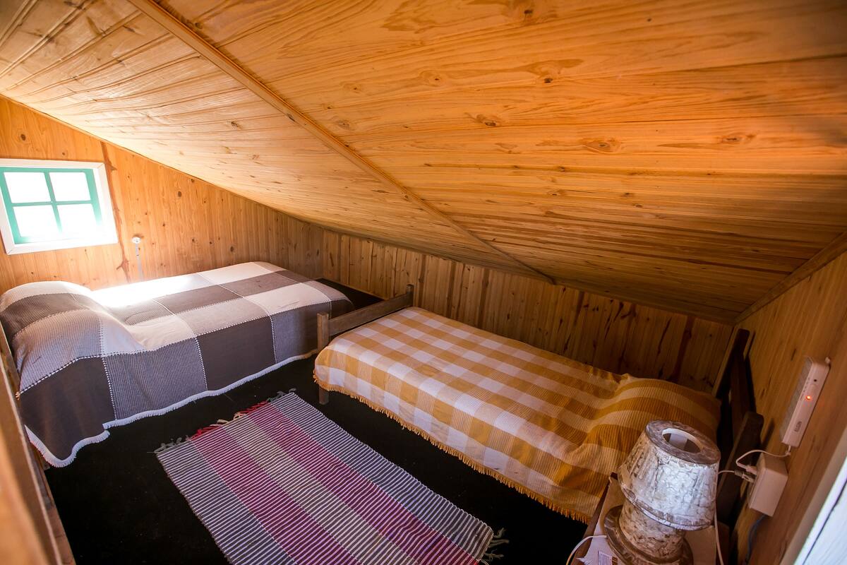 Habitación familiar, varias camas (Suite 05) | Minibar, tabla de planchar con plancha, wifi gratis y ropa de cama