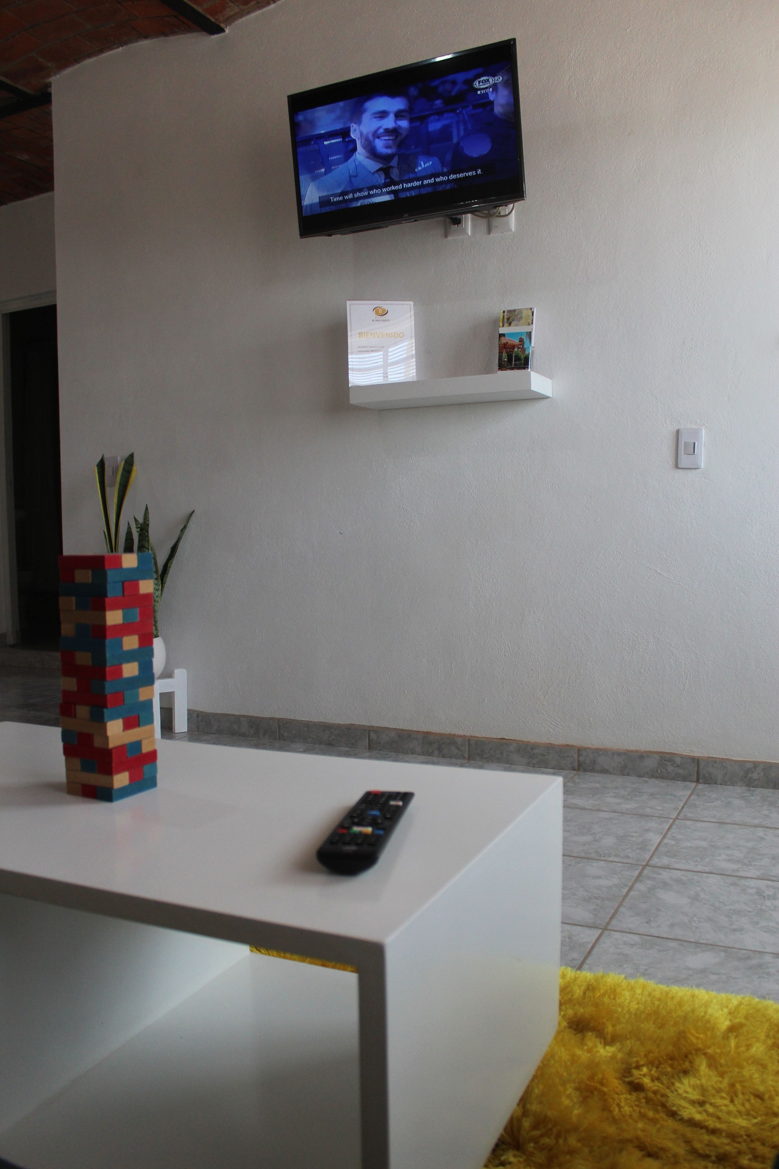 Eenvoudig appartement, 2 slaapkamers | Woonkamer | Een televisie en Netflix