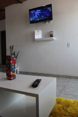 Eenvoudig appartement, 2 slaapkamers | Woonkamer | Televisie en Netflix