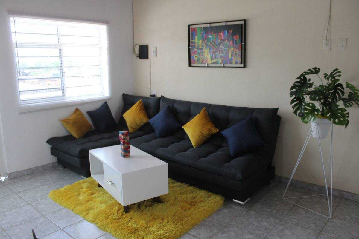 Apartamento básico, 2 quartos | Sala de estar | TV, Netflix