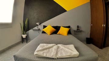 Departamento, 2 camas matrimoniales | Tabla de planchar con plancha y ropa de cama