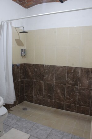 Douche, articles de toilette gratuits, sèche-cheveux