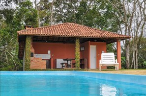 Una piscina al aire libre