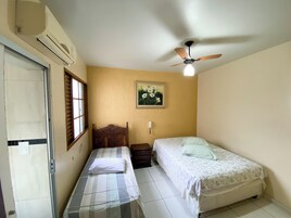 Quarto família | Escrivaninha, Wi-Fi de cortesia, roupa de cama