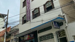 A multi-story building with a prominent sign for the Elite Palace Hotel.
