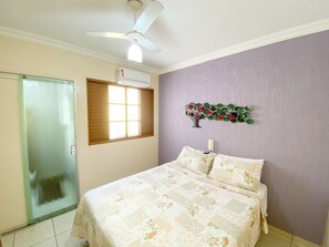 Quarto casal conforto | Escrivaninha, Wi-Fi de cortesia, roupa de cama