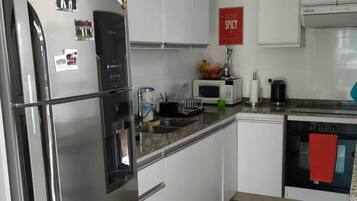 Refrigerador, microondas, horno y parrilla de estufa