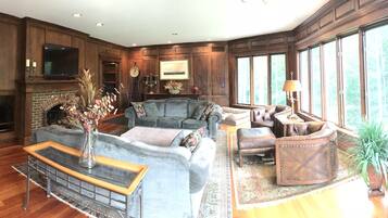 Smart-TV, Kamin, DVD-Player, Tischfußball