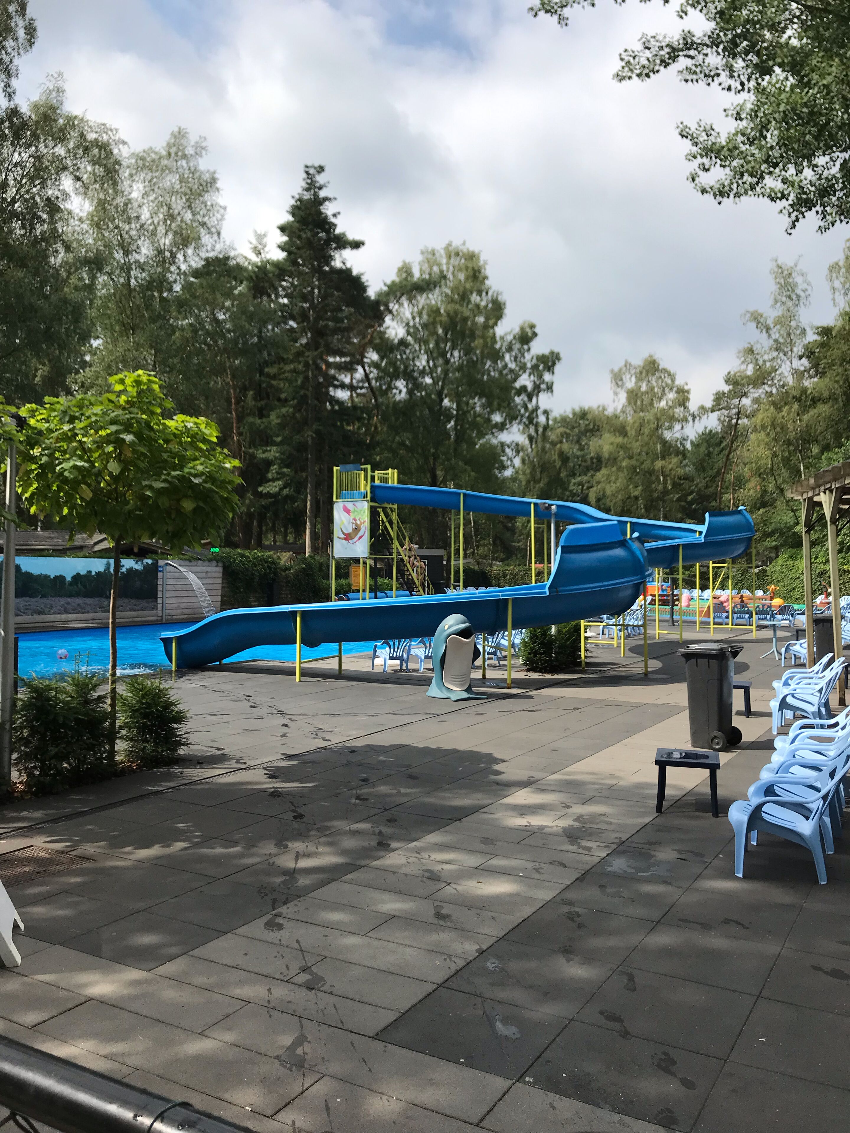 Een buitenzwembad, een verwarmd zwembad