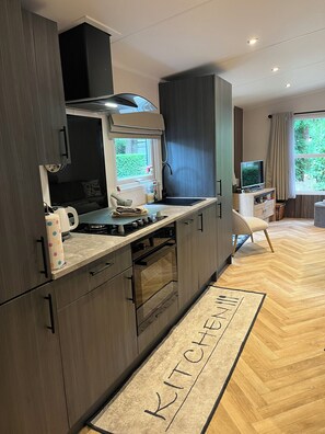 Een koelkast, een magnetron, een oven, een kookplaat