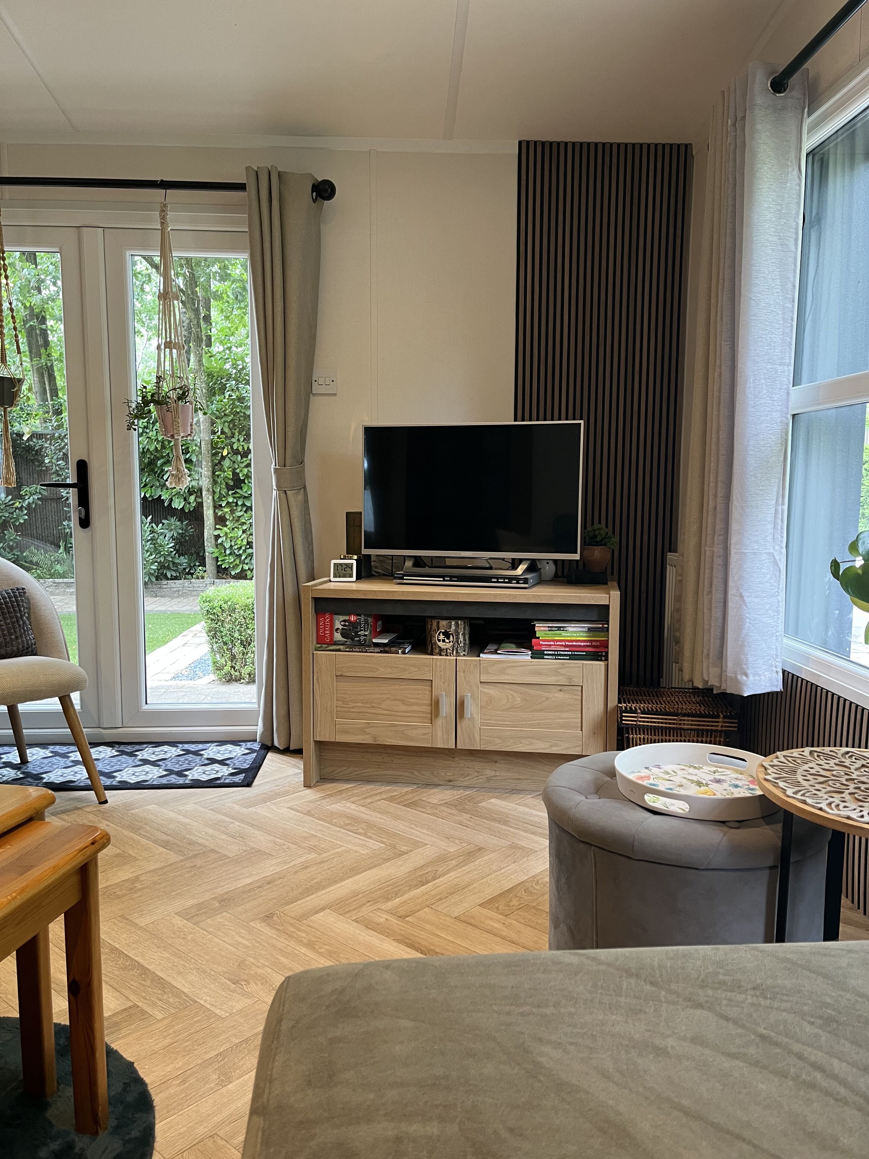 TV connectée, lecteur de DVD, baby-foot, table de tennis de table