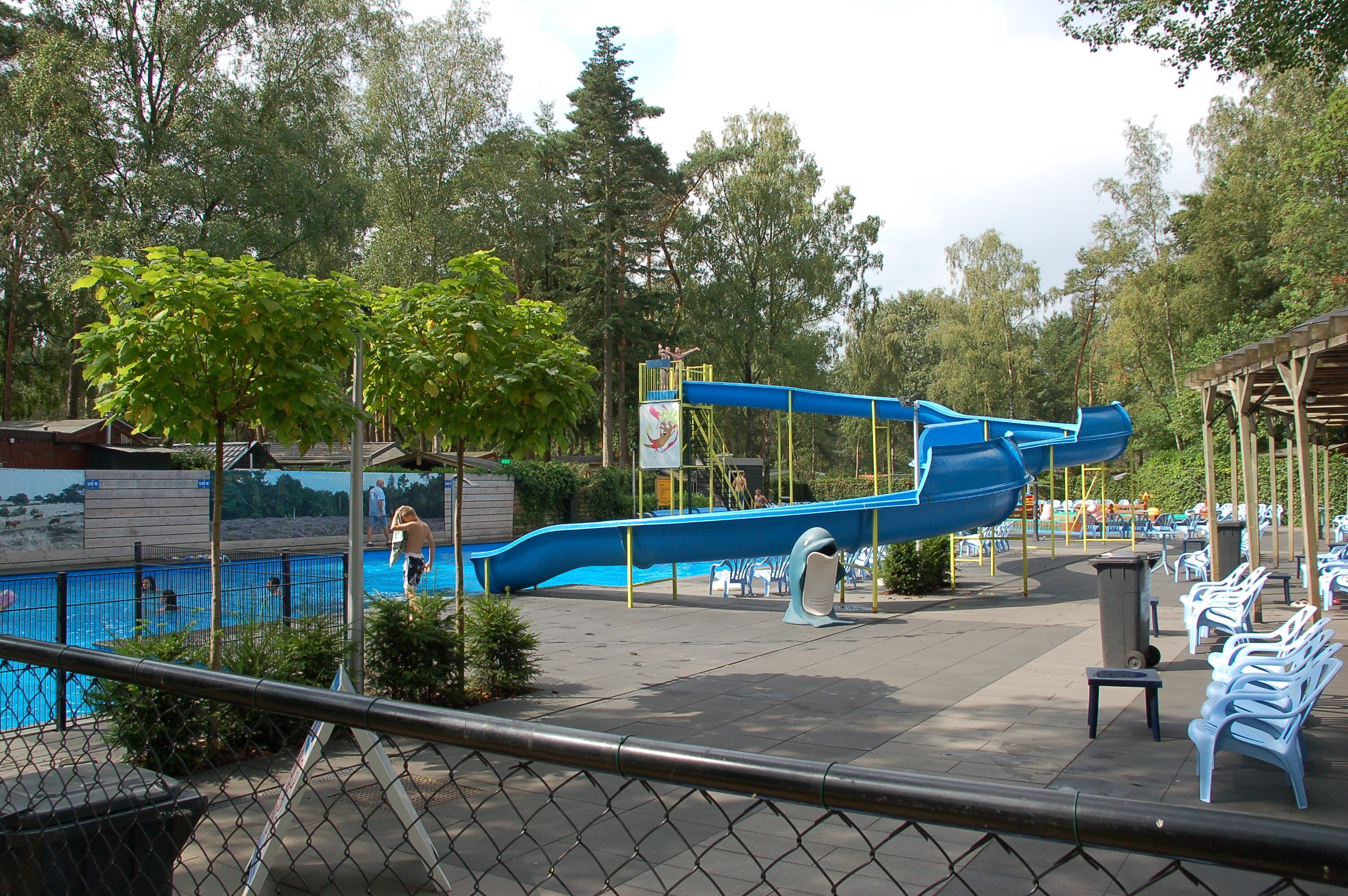 Een buitenzwembad, een verwarmd zwembad