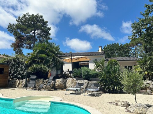 Modern bungalow with spacious private garden