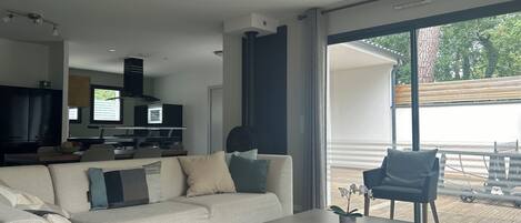 Smart TV, ping pong, offices