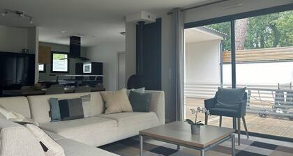 Modern bungalow with spacious private garden