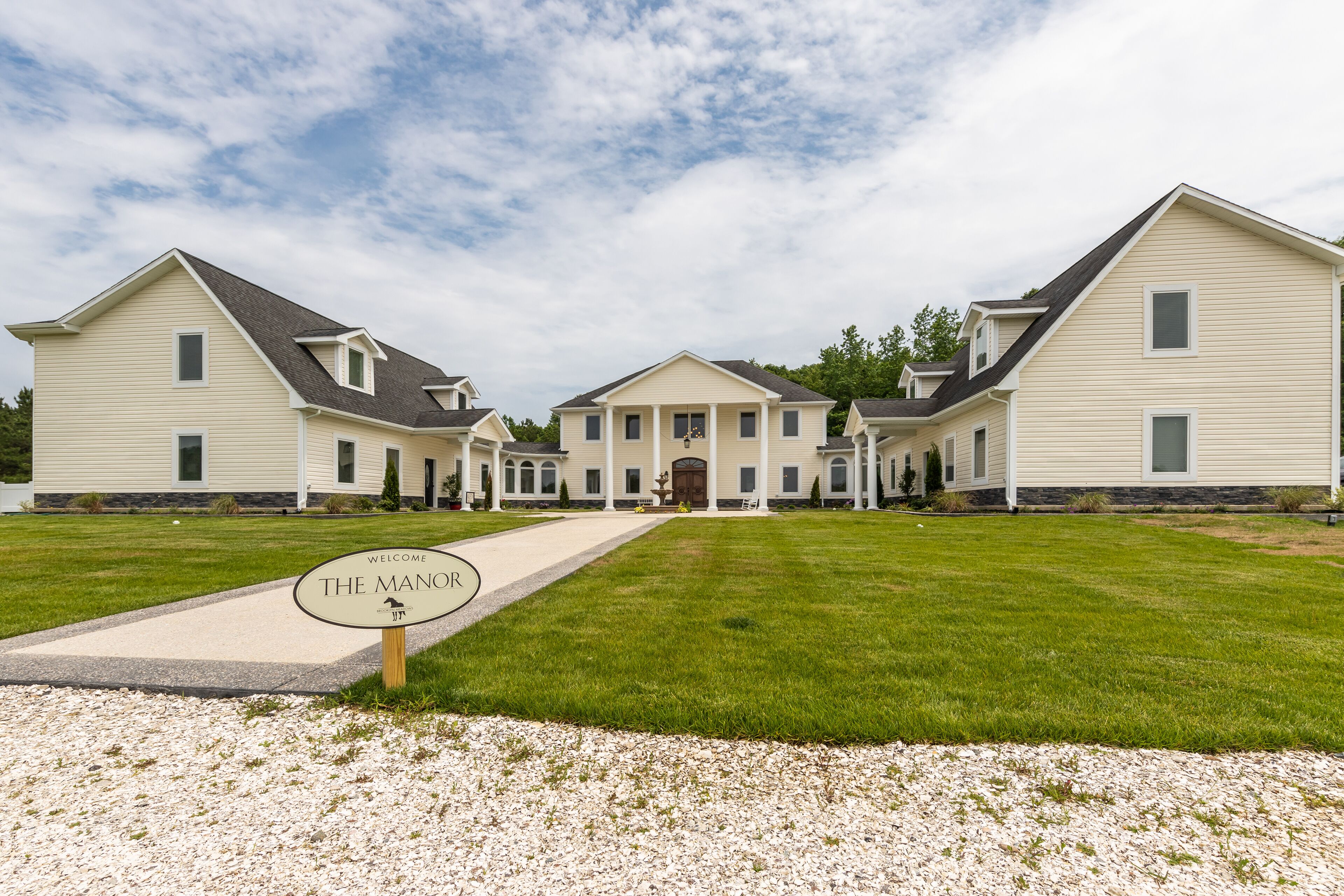 Amazing equestrian estate with luxury finishes & private pool