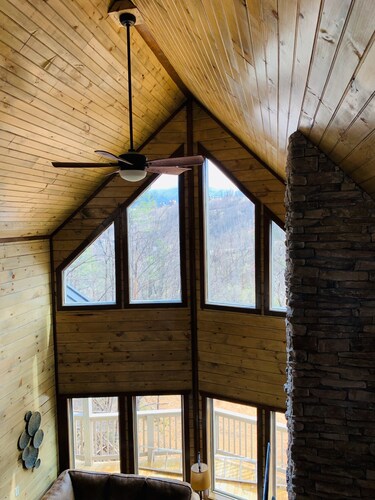 Newer Built Cabin!! View of Mount LeConte! Hot tub! Game Room!