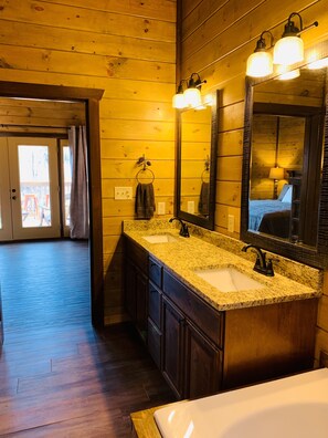 4 bedrooms, iron/ironing board, WiFi, bed sheets - Newer Built Cabin!! View of Mount LeConte! Hot tub! Game Room! (Gatlinburg)
