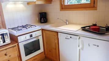 Een koelkast, een oven, een vaatwasser, een kinderstoel