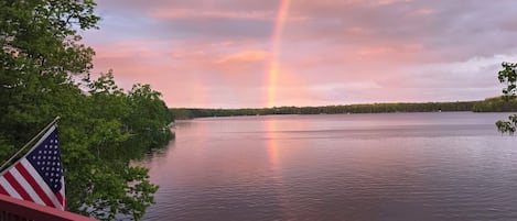 Ein See mit einem Regenbogen, einer US-amerikanischen Flagge und einem Steg.