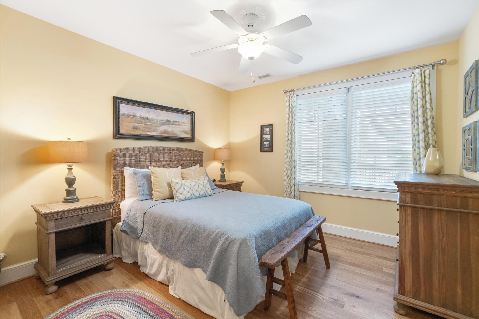 4 bedrooms, iron/ironing board, internet, bed sheets