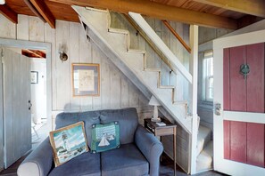 TV, DVD player, video library - Bay view cottage w/ deck, gas grill & great view - steps to private beach (Barnstable)